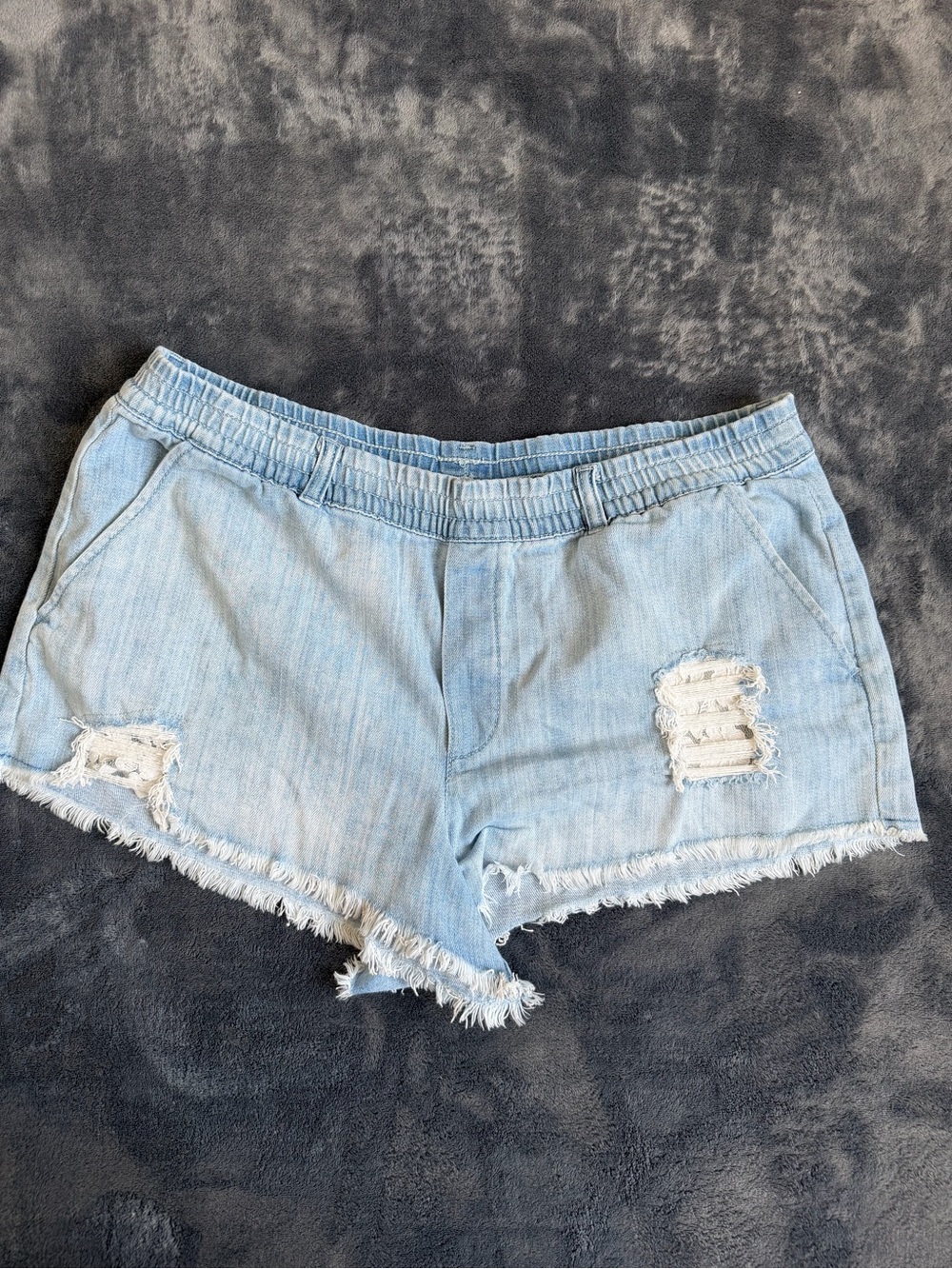 Aerie Women’s Light Wash Distressed Denim Shorts Size Large.